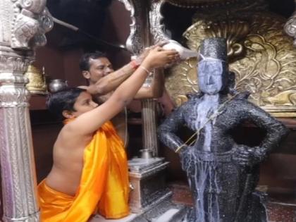 Executive officer's son performed regular worship of Vithala Anger from the Warkari community | कार्यकारी अधिकाऱ्यांच्या मुलाने केली ‘विठ्ठला’ची नित्यपूजा; वारकरी सांप्रदायातून संताप