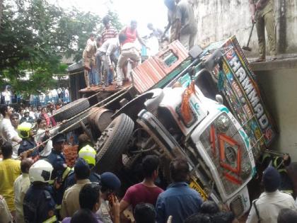 Accident near Vidyavihar station, two seriously injured |  विद्याविहार स्थानकाजवळ ट्रक उलटला, दोन जण गंभीर जखमी