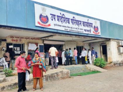 Crowds at Virar's RTO office for learning licenses | लर्निंग लायसन्ससाठी विरारच्या आरटीओ कार्यालयात लोकांची गर्दी