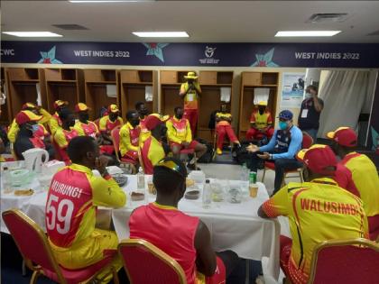 U-19 Cricket World Cup 2022: VVS Laxman visited Uganda U19 camp after their game against India U19 and interacted with them | U-19 Cricket World Cup 2022: व्हीव्हीएस लक्ष्मणचा मोठेपणा! अचानक पोहचला युगांडा संघाच्या ड्रेसिंग रुममध्ये अन्...