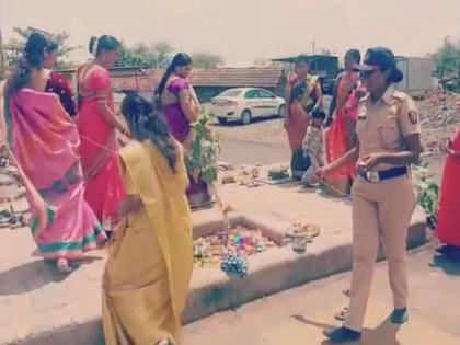 On duty vatpurnima celebrate of women police in Pimpri | Video: पिंपरीत महिला पोलिसांचे ऑनड्युटी वडपूजन