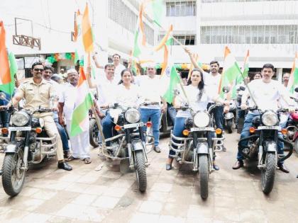 Municipal Deputy Commissioner Dr. Bhagyashree Kapse participated in the tricolor rally while riding a bike | चक्क बाईकवर स्वार होत पालिका उपायुक्त डॉ.भाग्यश्री कापसे यांनी घेतला तिरंगा रॅलीत सहभाग