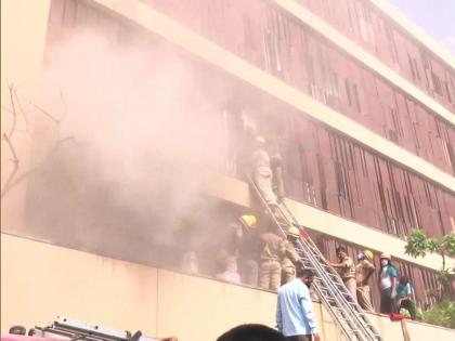 massive fire broke out Lucknow's Levana Hotel; Four dead, many serious injured; yogi Adityanath came to meet | लखनऊच्या लवाना हॉटेलला भीषण आग; चौघांचा मृत्यू, अनेक गंभीर