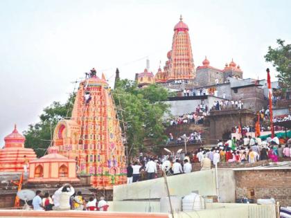 Shikhar Shinganapur main temple flag, Shiv-Parvati wedding ceremony | शिखर शिंगणापूरच्या मुख्य मंदिरावर ध्वज, शिव-पार्वती विवाह सोहळ्यानिमित्त लगबग