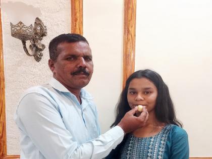 Srushti Anil Mahadik, the daughter of a watchman from Kadegaon, secured first place in her school by scoring 97 percent marks in the 10th standard examination | Sangli: वॉचमनच्या मुलीने दहावीच्या परीक्षेत रोवला यशाचा झेंडा, सृष्टीने मिळवले ९७.४० टक्के गुण Srushti Anil Mahadik, the daughter of a watchman from Kadegaon, secured first place in her school by scoring 97 percent marks in the 10th standard examination | Sangli: वॉचमनच्या मुलीने दहावीच्या परीक्षेत रोवला यशाचा झेंडा, सृष्टीने मिळवले ९७.४० टक्के गुण