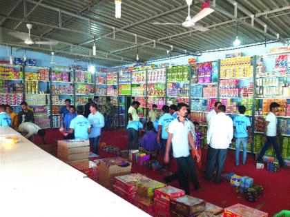 Fireworks shops for Diwali in the castle; Customers' rush | वाड्यात दिवाळीसाठी फटाक्यांची दुकाने सजली; ग्राहकांची गर्दी