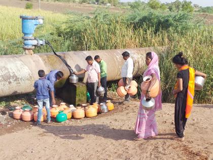 There are no money for drinking water! | पैसे नाहीत म्हणून प्यावे लागते नदीचे पाणी !