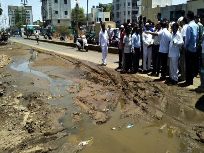 On the Wadala road in urine; Stop the way of residents | गोठ्यांमधील मलमुत्र वडाळा रस्त्यावर; रहिवाशांचा रास्ता रोको