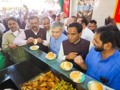 Raosaheb Danve: Minister of state for railway Raosaheb Danve had vadapav on Thane station | Raosaheb Danve : अन् रावसाहेब दानवे आणि आश्विनी वैष्णव यांनी मारला वडापाव आणि भजीवर ताव