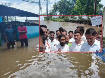 Flooding in Galhati-Mangani river in Jalna; On the other hand, waterlogging movement in Dudhana river basin | जालन्यात गल्हाटी-मांगणी नदीला पूर; तर दुसरीकडे दुधना नदीपात्रात जलसमाधी आंदोलन Flooding in Galhati-Mangani river in Jalna; On the other hand, waterlogging movement in Dudhana river basin | जालन्यात गल्हाटी-मांगणी नदीला पूर; तर दुसरीकडे दुधना नदीपात्रात जलसमाधी आंदोलन