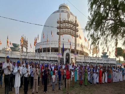 Followers came from abroad to greet Babasaheb on his initiation | दीक्षाभूमीवर बाबासाहेबांना अभिवादन करण्यासाठी देशपरदेशातून आले अनुयायी