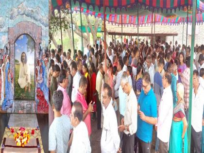 Thousands of Meher lovers observed silence at Meher Baba's tomb | मेहेरबाबांच्या समाधीस्थळी हजारो मेहेरप्रेमींनी पाळले मौन