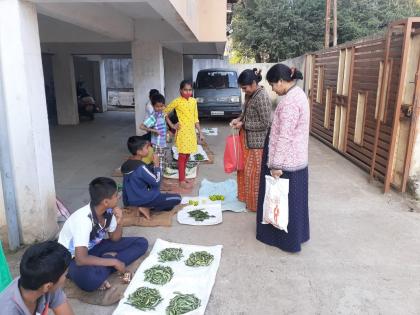 Lessons learned by children even when school is closed! | शाळा बंद असतानाही मुलांनी गिरवले व्यवहार ज्ञानाचे धडे!