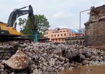 Farewell to the 135 year old bridge in Wai | वाईतील १३५ वर्षे जुन्या पुलाला अखेर निरोप, पुलाचे बांधकाम पाडण्यास सुरुवात