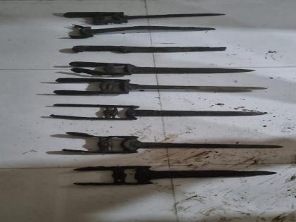 Ancient weapons found in the well of Kashi Vishweshwar temple in Wai | वाईतील काशिविश्वेश्वर मंदिराच्या विहिरीत आढळली पुरातन शस्त्रे, सतराव्या शतकातील शस्त्रे