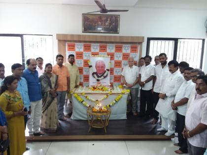 Former Prime Minister Atal Bihari Vajpayee's Orthopedic Sangli, crowd for Darshan | माजी पंतप्रधान अटलबिहारी वाजपेयींचा अस्थिकलश सांगलीत, दर्शनासाठी गर्दी