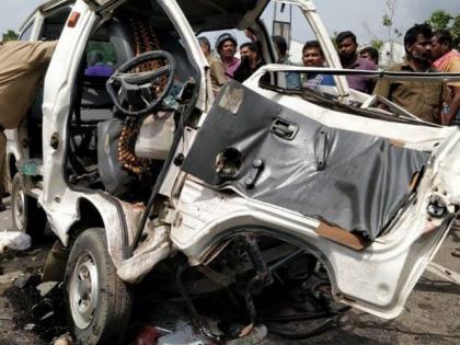 Head-on collision of a truck-car; Three killed, 13 injured; Incident near Sangola | धक्कादायक; मालट्रक-कारची समोरासमोर धडक; तिघे जागीच ठार, १३ जण जखमी