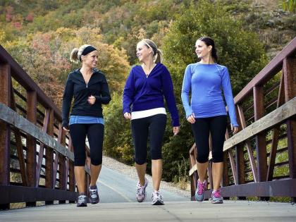 Slow walking 45 years age indicates accelerated aging know what study says | तुमच्या चालण्याचा वेग सांगतो, तुम्ही किती लवकर म्हातारे होत आहात!