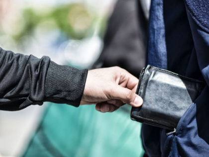 Opportunity taken in the crowd at the polling station; former Zilla Parishad presidents wallet stolen | मतमोजणी केंद्रावरील गर्दीत साधली संधी; माजी जिल्हा परिषद अध्यक्षांसह दोघांचे पाकिट मारले