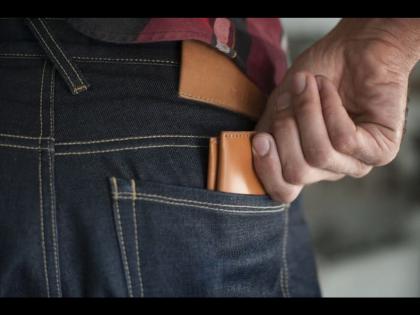 Big wallets in back pocket could be serious for men keeping purse in pocket can cause this serious disease | जास्तीत जास्त पुरूष करतात ही चूक, त्यांचं चालणं-फिरणंही होईल अवघड!