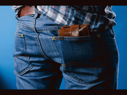 Health Tips : Wallet kept back pocket may give you pain | पॅंटच्या मागच्या खिशात पाकीट ठेवून बसणं पडू शकतं महागात, वेळीच व्हा सावध नाही तर....