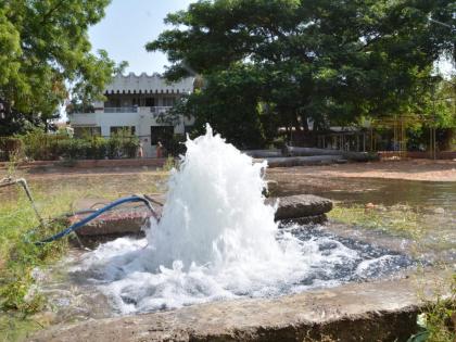 Where no water is there: the wall of the tank broke, and Ahmednagar municipality ignored | जिकडे तिकडे पाणीच पाणी : टाकीचा वॉल फुटला, अहमदनगर पालिकेचे दुर्लक्ष