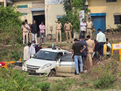 A car and moped carrying out the raid arrived at the hotel at the same time and turned out to be robbers. | रेकी करतानाची कार, मोपेड एकाच वेळी पोहोचल्या हॉटेलमध्ये आणि निष्पन्न झाले दरोडेखोर A car and moped carrying out the raid arrived at the hotel at the same time and turned out to be robbers. | रेकी करतानाची कार, मोपेड एकाच वेळी पोहोचल्या हॉटेलमध्ये आणि निष्पन्न झाले दरोडेखोर