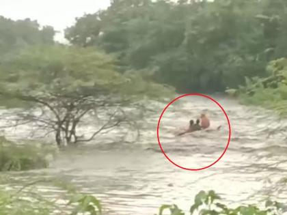 Body of girl found who drowned in Devagiri river flood in Tisgaon | देवगिरी नदीच्या पुरात वाहून गेलेल्या मुलीचा मृतदेह सापडला; दोघींना वाचविण्यात यश