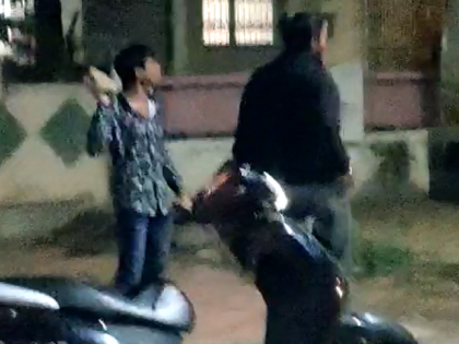 A minor was beaten up by three in Bajajnagar; The video went viral | बजाजनगरात अल्पवयीन मुलास तिघांची मारहाण; व्हिडीओ व्हायरल