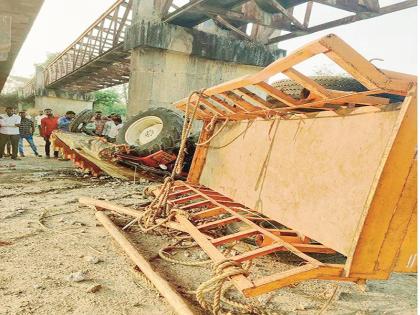 The tractor with the trolley collapsed off the bridge due to a flat tire; 1 killed, 8 injured | टायर फुटल्याने ऊसतोड मजुरांचे टॅक्टर ट्रॉलीसह पुलावरुन कोसळले ; १ ठार ८ जखमी The tractor with the trolley collapsed off the bridge due to a flat tire; 1 killed, 8 injured | टायर फुटल्याने ऊसतोड मजुरांचे टॅक्टर ट्रॉलीसह पुलावरुन कोसळले ; १ ठार ८ जखमी