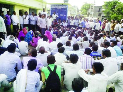 Wan dam water up; Gathering of the tehsil of farmers | वान धरणाचे पाणी पेटले; शेतकर्‍यांचा तहसीलला घेराव