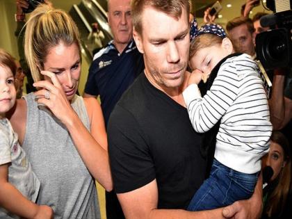 Ball tampering: ... and seeing warner his wife started crying | Ball tampering : ... अन् वॉर्नरला पाहून त्याची पत्नी रडायला लागली