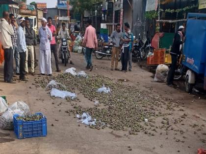 After tomato, now also mud of eggplant: Due to lack of price, the farmer threw carrots of eggplant on the road | टोमॅटोनंतर आता वांग्याचाही चिखल: भाव नसल्याने शेतकऱ्याने रस्त्यावर फेकले वांग्यांचे कॅरेट