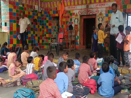 Beed:पावसाळ्यात शाळा पाण्यात, विद्यार्थी मंदिरात! परळी तालुक्यातील वानटाकळी गावाची व्यथा! - Marathi News | Beed: School flooded during heavy rains, students in temple! The plight of Wantakali village in Parli taluka | Latest beed News at Lokmat.com