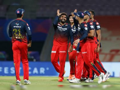 IPL 2022 T20 Match RCB vs KKR Live Score card Updates : RCB have done it, they've defeated KKR by 3 wickets. What a game, a low scoring thriller | Virat Kohli Dinesh Karthik, IPL 2022 RCB vs KKR Live : 129 धावांच्या लक्ष्याचा पाठलाग करताना रॉयल चॅलेंजर्स बंगळुरूचे खेळाडू दमले; कोलकाताविरुद्ध कसेबसे जिंकले