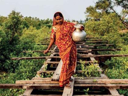 Seven out of 10 families put the responsibility of fetching water on women | १२६ कोटी नागरिकांची महिला भागवताहेत तहान; जलसंकटाचा सर्वाधिक फटका महिलांना