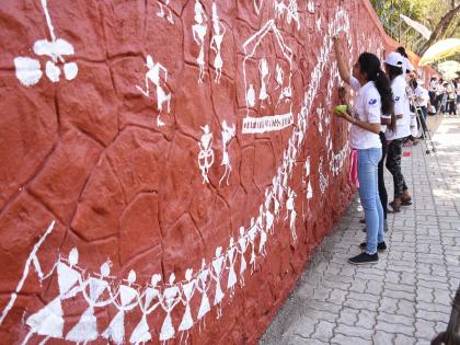 Warali painting drawing record at Aurangabad; 120 women's artwork on 3200 square feets wall in 6 hrs | औरंगाबादेत वारली चित्र रेखाटण्याचा विक्रम; ६ तासांत ३२०० चौरस फुटावर १२० तरुणींची कलाकृती