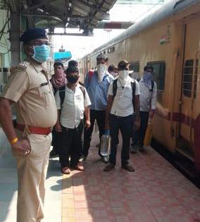 Kerala, Thirukural Express leave 47 railway employees: stucked at Mumbai, Delhi | केरळा, थिरुकुरल एक्स्प्रेसने ४७ रेल्वे कर्मचारी रवाना : मुंबई, दिल्लीला अडकले