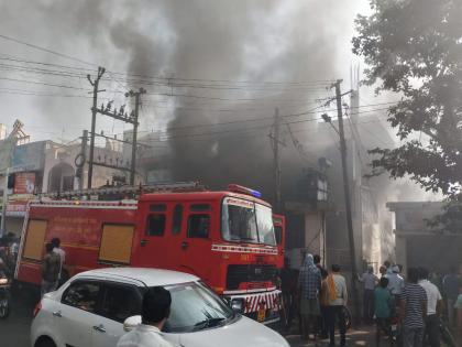 Wardha: Fire at a tire godown in Wardha, loss of lakhs, smoke billowing in the area | Wardha: वर्धा येथे टायरच्या गोदामाला आग, लाखोंचे नुकसान, परिसरात धुराचे लोळ