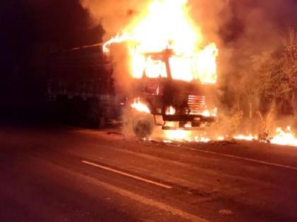 a running truck caught fire on karanja highway | धावत्या ट्रकने घेतला पेट; वाहनाबाहेर दोघांनी उडी घेतली थेट, अन् टळली यमदूताशी भेट