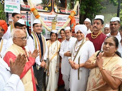 banned plastic bags Use cloth bags a message for environment social waokers in ashadhi wari | प्लास्टिक पिशव्या बंद करा; कापडी पिशव्या वापरा, पर्यावरणारची वारी, निघाली पंढरीच्या दारी !