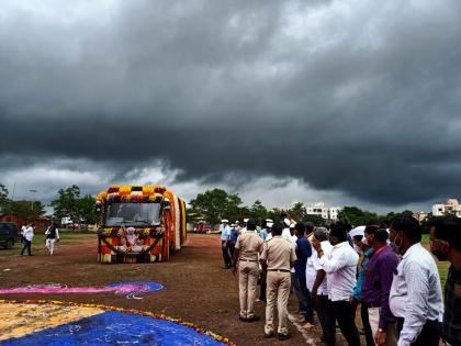 Saint Tukaram maharaj palkhi welcomed by rain showers in Indapur | Ashadhi Wari 2021 : संत तुकोबारायांच्या पालखीचे इंदापुरात पावसाच्या सरींनी स्वागत; काही तासांसाठी विसावा