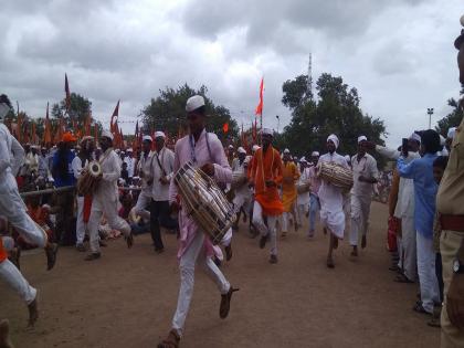 transgender shivaji sanjay tidke involve in pandharpur wari 2019 | पंढरपूर वारी २०१९ : पंढरीच्या वाटेवर चालताना मिळतो सन्मान 