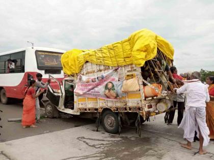 18 injured in tempo accident of pilgrims returning from Pandharpur: incident on Ausa-Tuljapur highway | पंढरपूरहून परतणाऱ्या भाविकांच्या टेम्पोचा अपघात १८ जखमी : औसा-तुळजापूर महामार्गावरील घटना