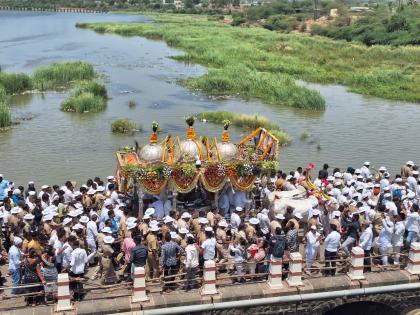 Satara: Mauli's palanquin ceremony rests in Lonanda Nagar during Harinama's chanting, Mauli Mauli's chanting | Satara: हरिनामाच्या जयघोषात माउलींचा पालखी सोहळा लोणंदनगरीत विसावला, माउली माउलीचा जयघोष