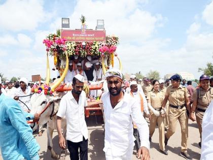 Solapur: Saint Shreshtha Dnyaneshwar's palanquin rests in Dharmapuri and the palanquin's first stop in Nateput. | Solapur: संतश्रेष्ठ ज्ञानेश्वरांच्या पालखीचा धर्मपुरीत विसावा तर नातेपुतेमध्ये पालखीचा पहिला मुक्काम