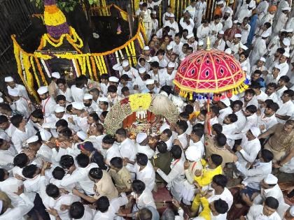 Ashadhi Ekadashi 2025 The glorious departure of Mauli's palanquin from Alankapuri | जाईन गे माये तया पंढरपुरा, भेटेन माहेर आपुलिया! अलंकापुरीतून माऊलींच्या पालखीचे वैभवी प्रस्थान Ashadhi Ekadashi 2025 The glorious departure of Mauli's palanquin from Alankapuri | जाईन गे माये तया पंढरपुरा, भेटेन माहेर आपुलिया! अलंकापुरीतून माऊलींच्या पालखीचे वैभवी प्रस्थान