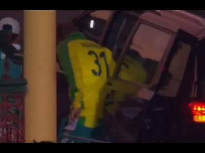 India vs Australia : ऑस्ट्रेलियाला मोठा धक्का; दुखापतग्रस्त डेव्हिड वॉर्नरला गाडीतून हॉस्पिटलमध्ये नेले