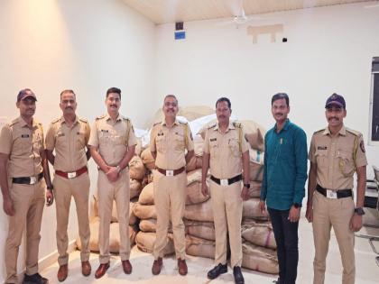 Gutkha worth eleven lakhs seized at Varwand in Daund taluka Strong performance of Yavat Police | दौंड तालुक्यातील वरवंड येथे अकरा लाखांचा गुटखा जप्त; यवत पोलिसांची दमदार कामगिरी