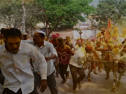 Birdev Jalayatra at Vashi was passed following the government rules | बिरोबाच्या नावाने चांगभलंच्या गजरात वाशी बिरदेव जळयात्रा 